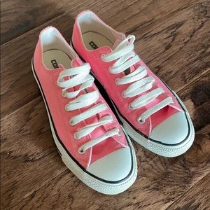 Pink converse sneakers (Women’s 8)